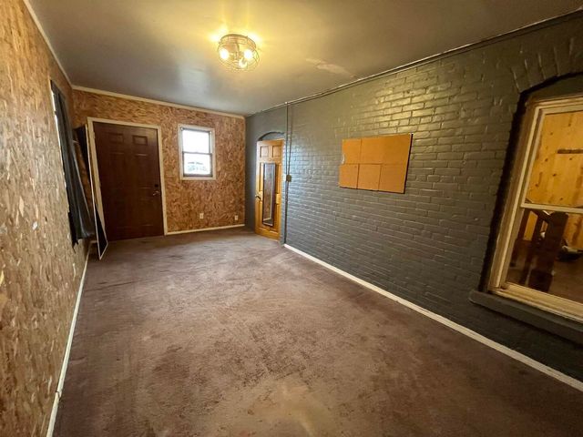 3302 Rockingham Rd Road, Davenport, IA 52802