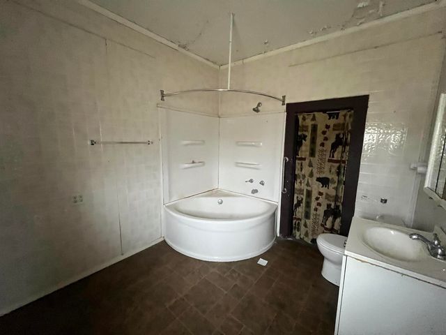 3302 Rockingham Rd Road, Davenport, IA 52802