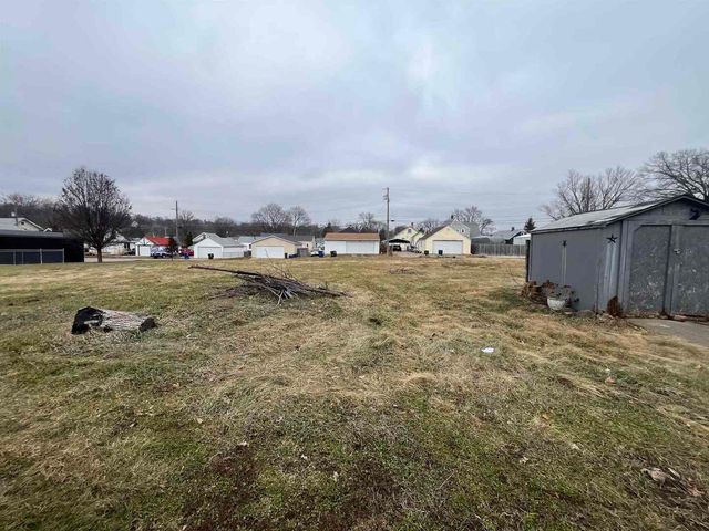 3302 Rockingham Rd Road, Davenport, IA 52802