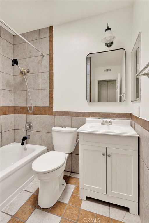 Image 24 of property listing at 9906 Owensmouth, Chatsworth, CA 91311