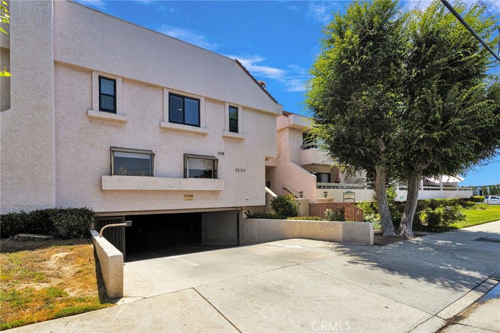 Image 43 of property listing at 9906 Owensmouth, Chatsworth, CA 91311