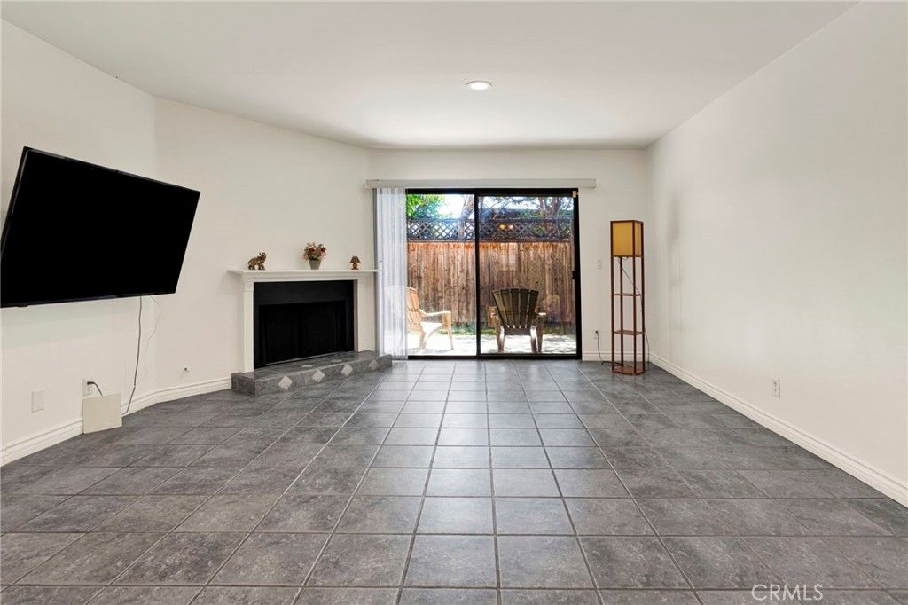 Image 5 of property listing at 9906 Owensmouth, Chatsworth, CA 91311