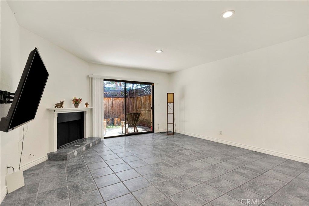 Image 7 of property listing at 9906 Owensmouth, Chatsworth, CA 91311