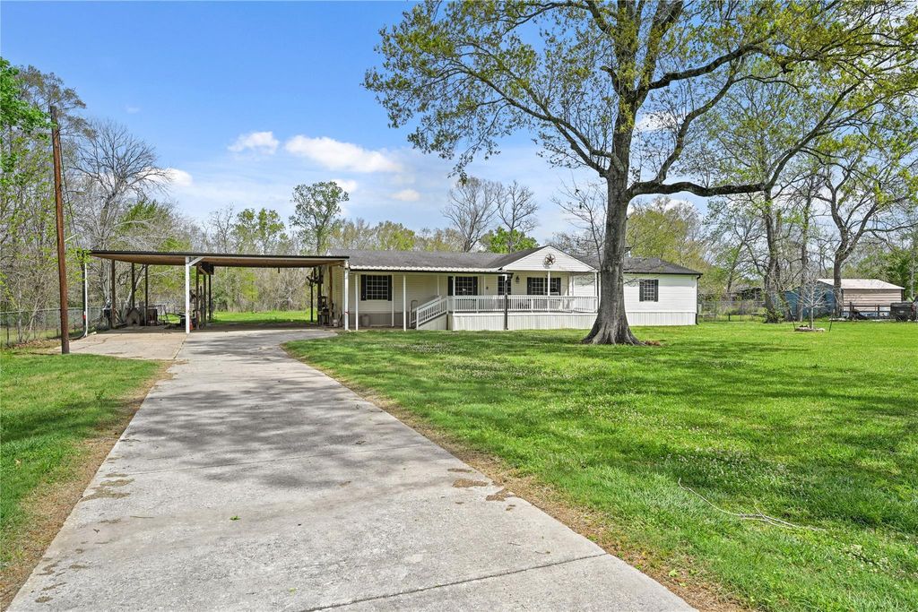 74 County Road 4400, Dayton, TX 77535