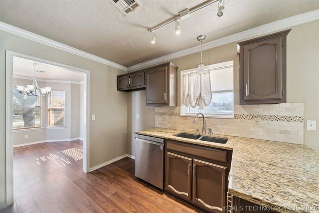 1702 W 110th Place, Jenks, OK 74037