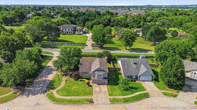 1702 W 110th Place S, Jenks, OK 74037