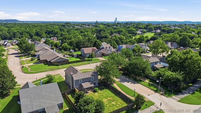 1702 W 110th Place S, Jenks, OK 74037