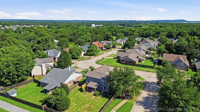1702 W 110th Place S, Jenks, OK 74037