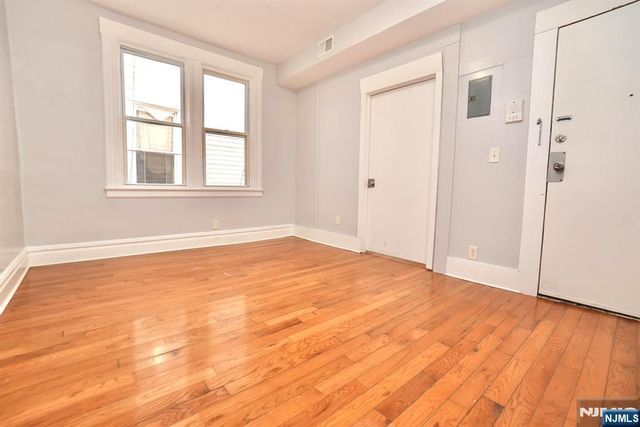 20 Stuyvesant Avenue, Newark, NJ 07106