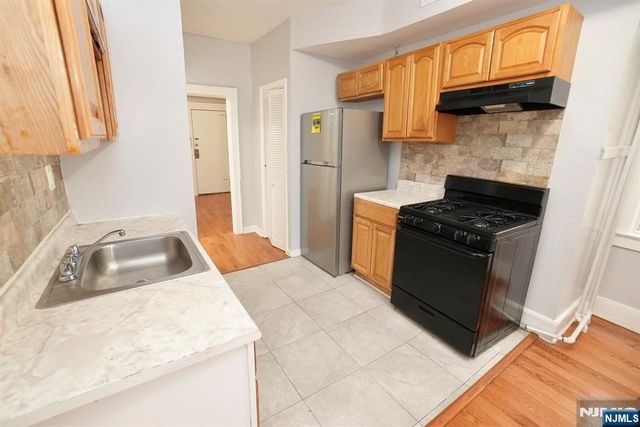 20 Stuyvesant Avenue, Newark, NJ 07106