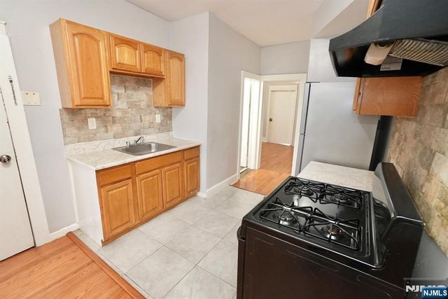 20 Stuyvesant Avenue, Newark, NJ 07106