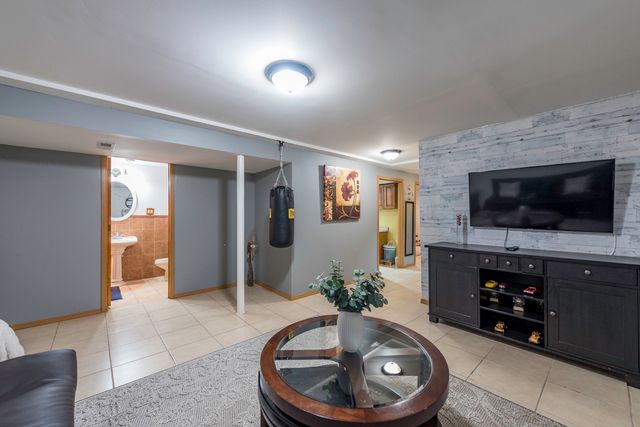 1615 N Sheridan Road, Waukegan, IL 60085