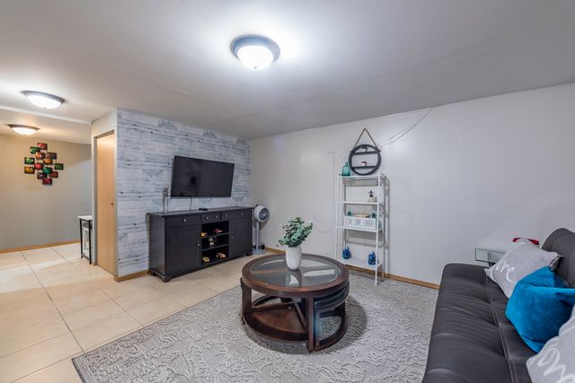 1615 N Sheridan Road, Waukegan, IL 60085
