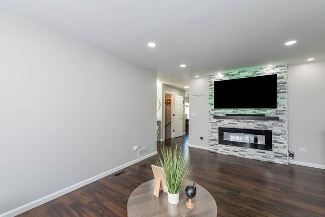 1615 N Sheridan Road, Waukegan, IL 60085