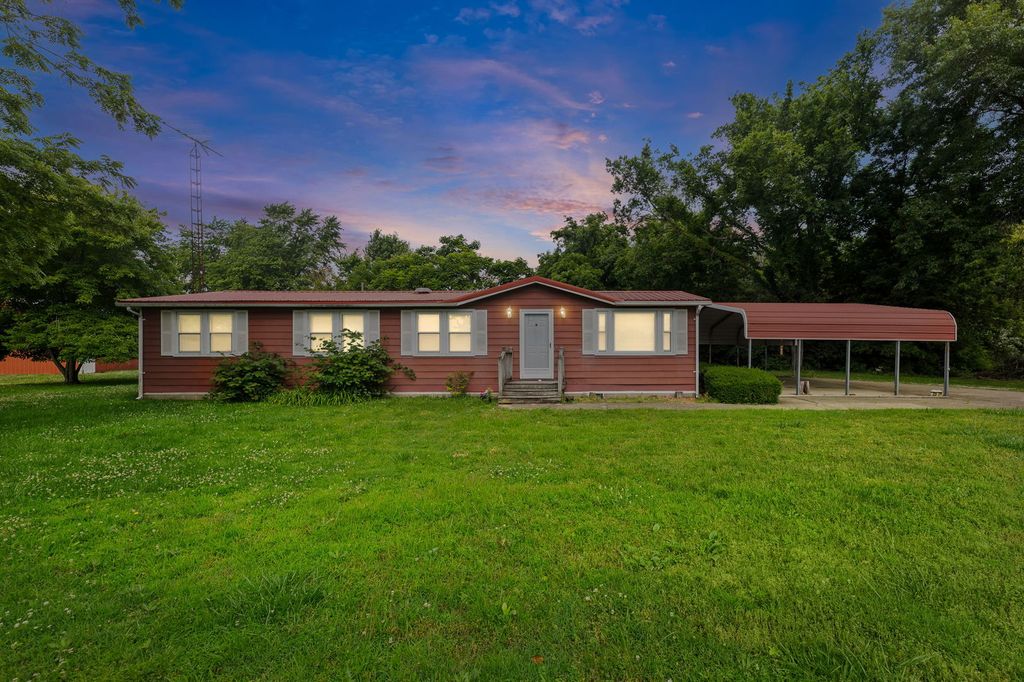 Image 1 of property listing at 23679 N Carpenter Lane, Centralia, IL 62801