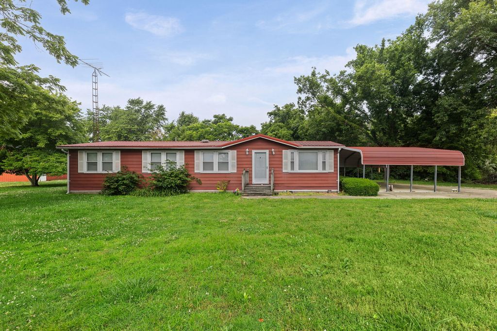 Image 2 of property listing at 23679 N Carpenter Lane, Centralia, IL 62801