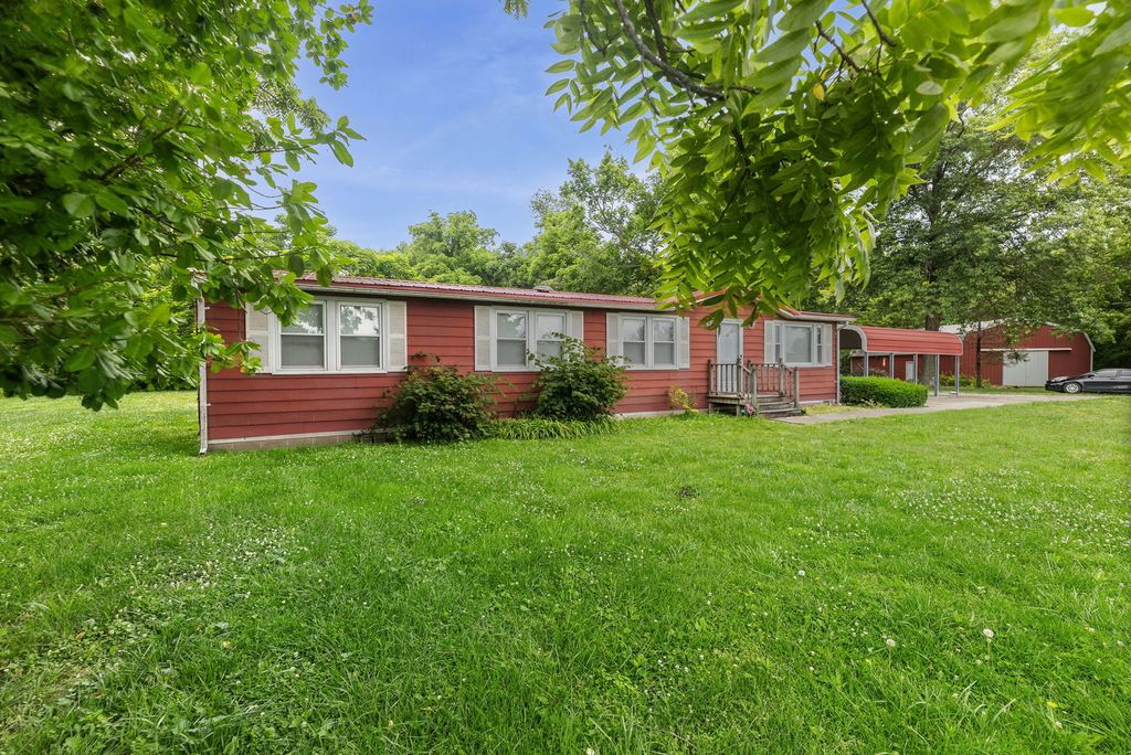 Image 11 of property listing at 23679 N Carpenter Lane, Centralia, IL 62801