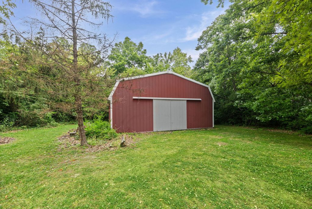 Image 12 of property listing at 23679 N Carpenter Lane, Centralia, IL 62801