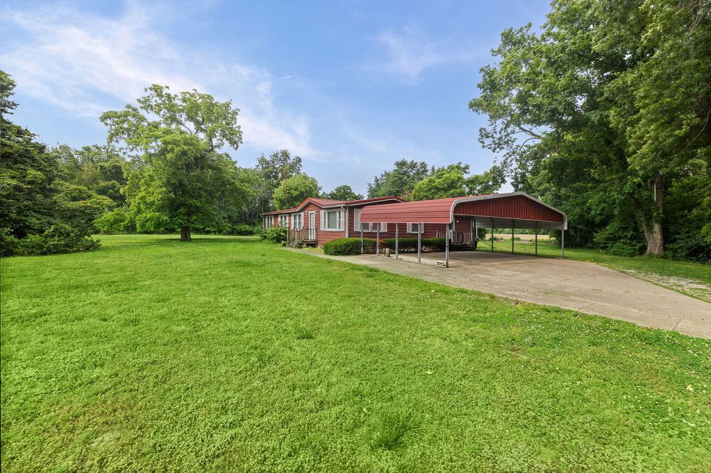 Image 13 of property listing at 23679 N Carpenter Lane, Centralia, IL 62801
