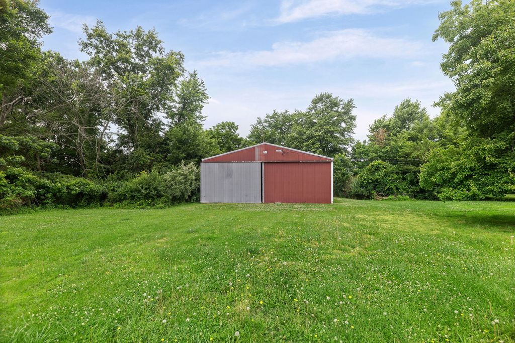Image 14 of property listing at 23679 N Carpenter Lane, Centralia, IL 62801
