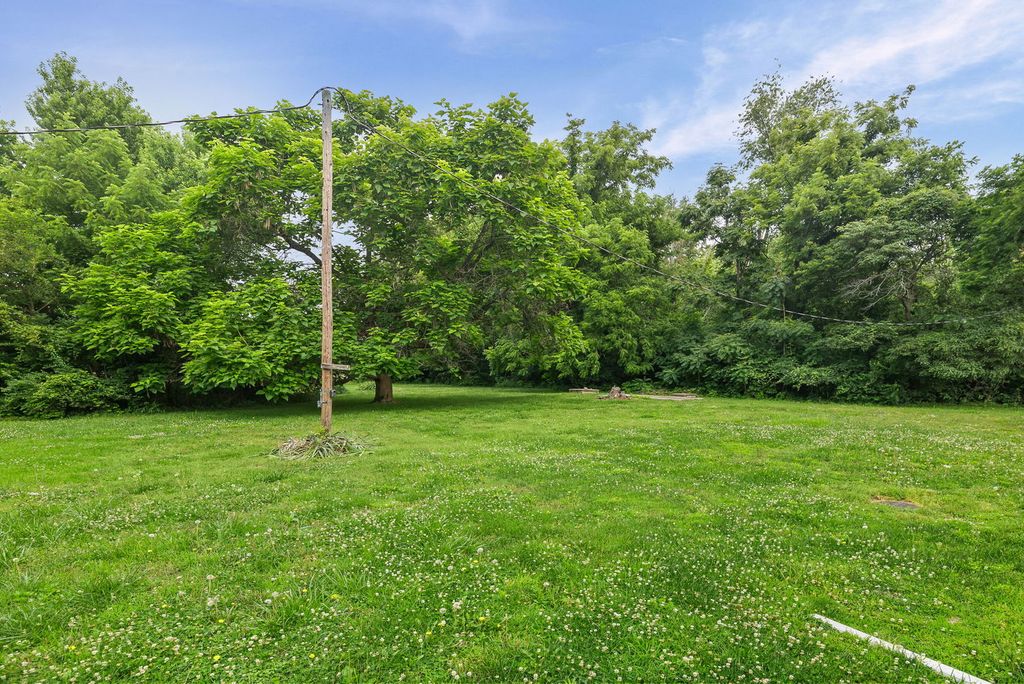 Image 15 of property listing at 23679 N Carpenter Lane, Centralia, IL 62801