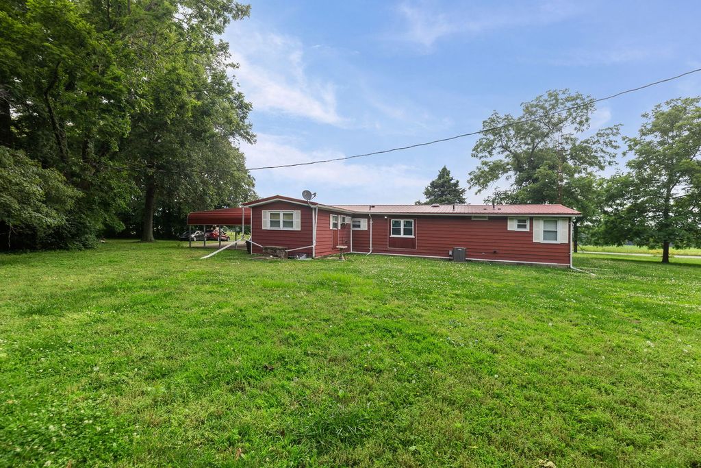 Image 16 of property listing at 23679 N Carpenter Lane, Centralia, IL 62801
