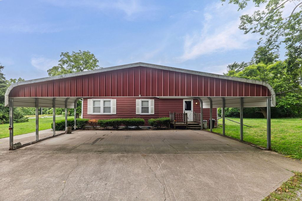Image 17 of property listing at 23679 N Carpenter Lane, Centralia, IL 62801
