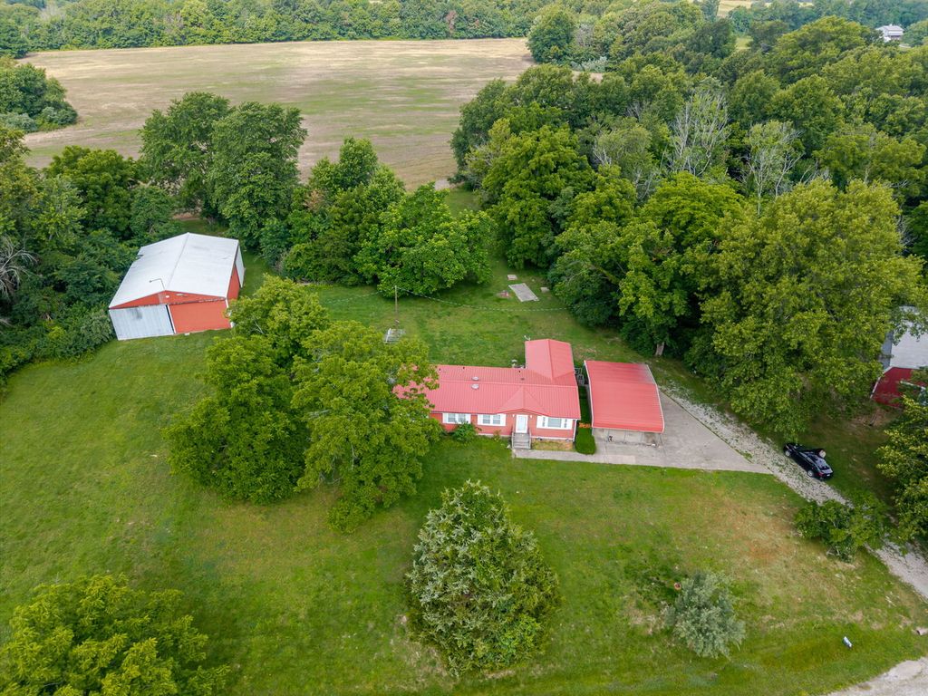 Image 3 of property listing at 23679 N Carpenter Lane, Centralia, IL 62801
