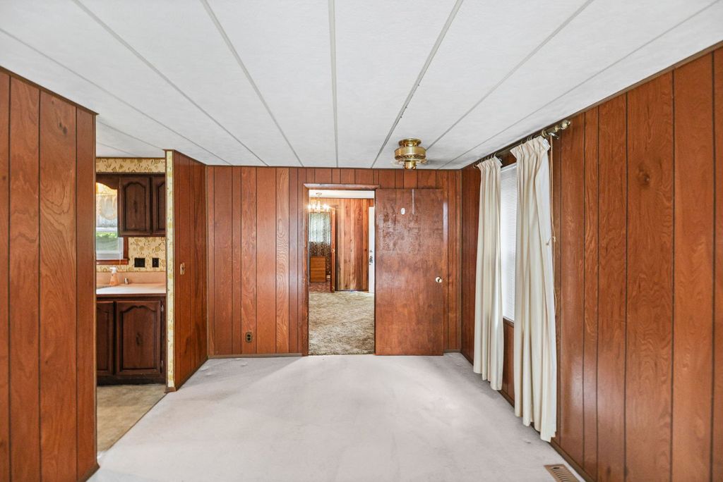 Image 24 of property listing at 23679 N Carpenter Lane, Centralia, IL 62801