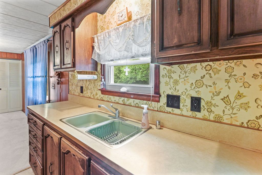 Image 27 of property listing at 23679 N Carpenter Lane, Centralia, IL 62801