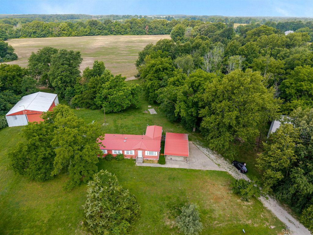 Image 44 of property listing at 23679 N Carpenter Lane, Centralia, IL 62801