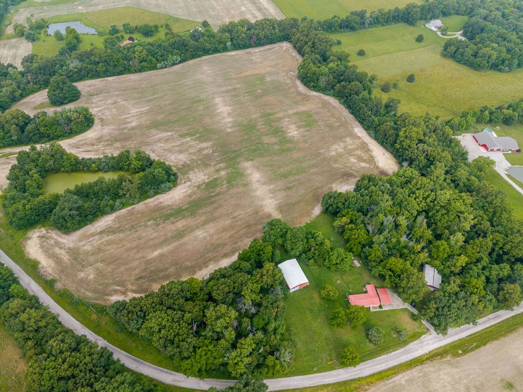 Image 6 of property listing at 23679 N Carpenter Lane, Centralia, IL 62801