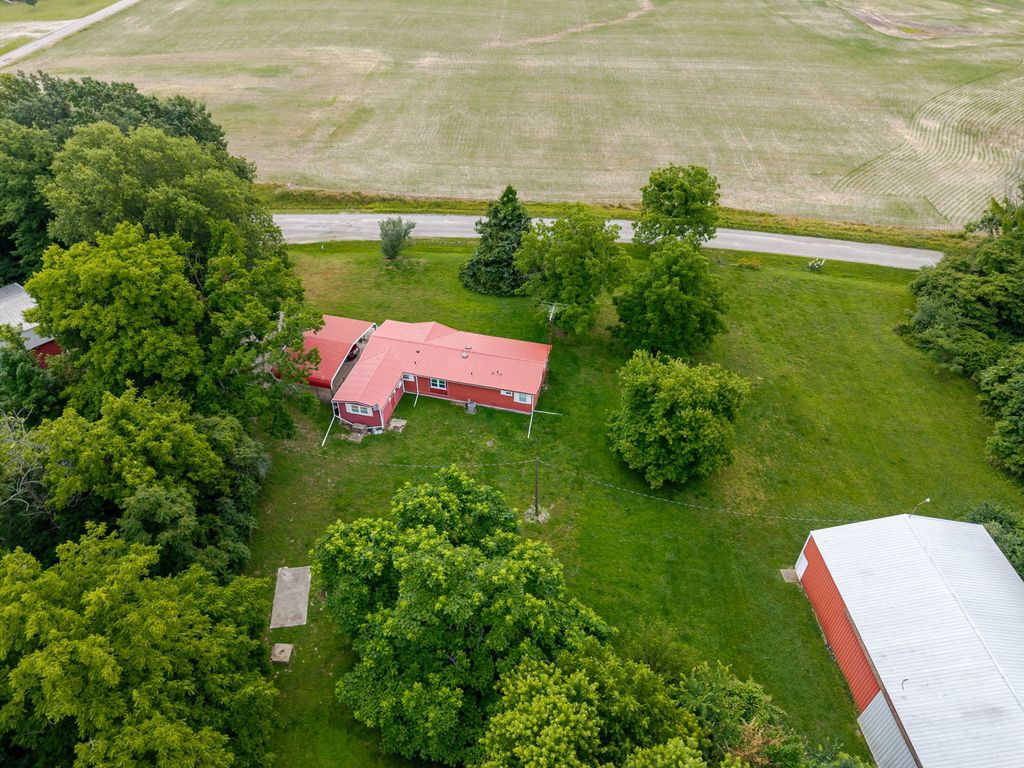 Image 9 of property listing at 23679 N Carpenter Lane, Centralia, IL 62801