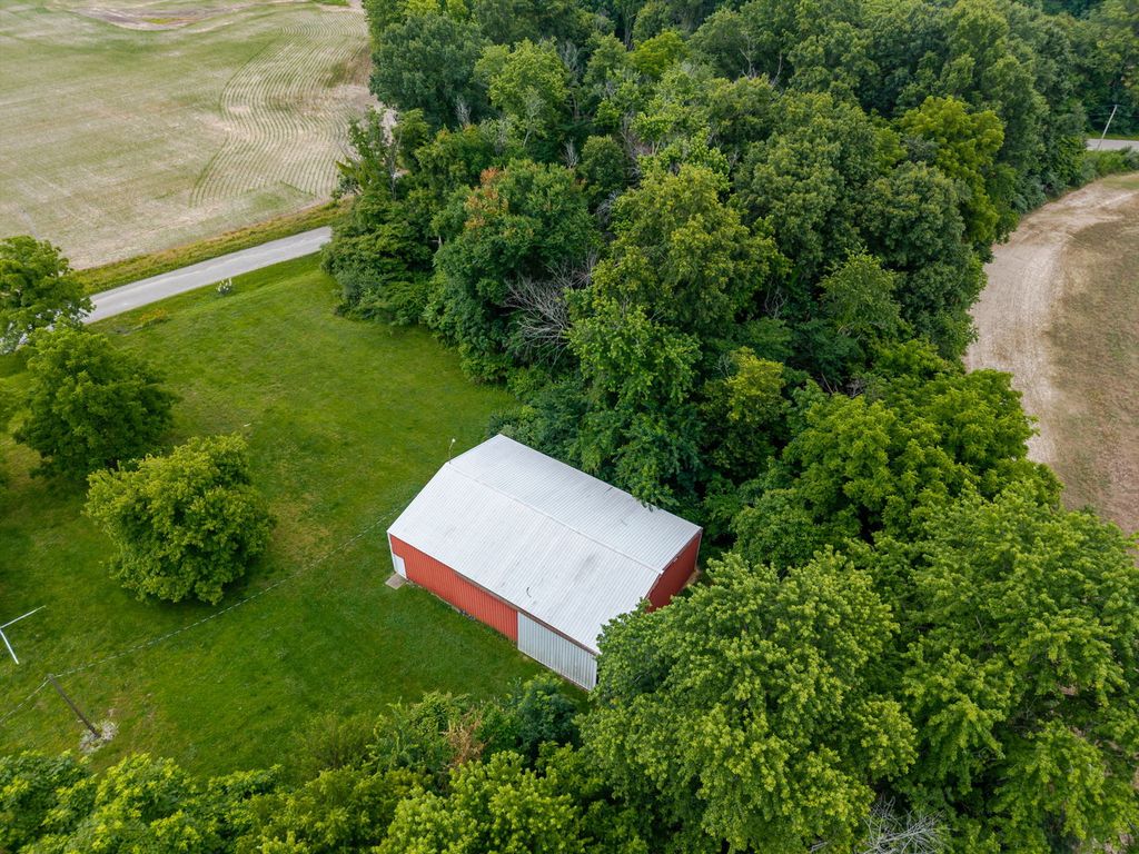 Image 10 of property listing at 23679 N Carpenter Lane, Centralia, IL 62801