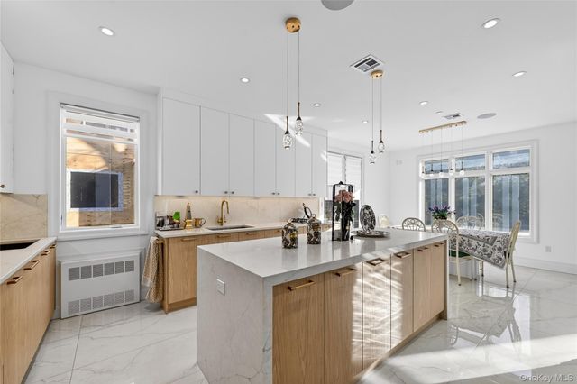 27 Ellish Parkway 203, Spring Valley, NY 10977