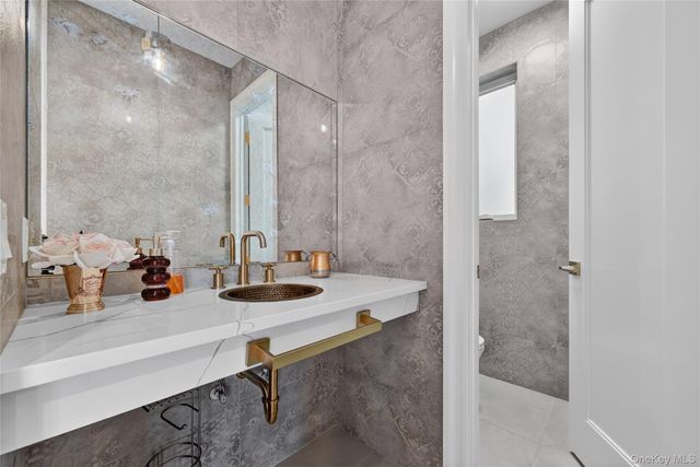 27 Ellish Parkway 203, Spring Valley, NY 10977