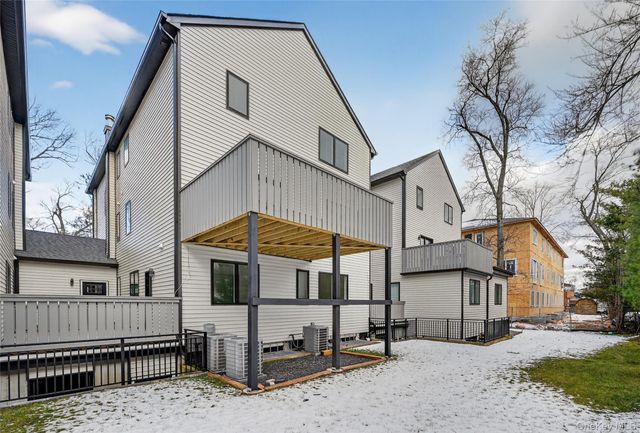 27 Ellish Parkway 203, Spring Valley, NY 10977