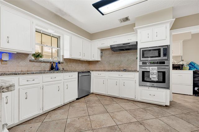 660 Stonewall Jackson Drive, Conroe, TX 77302