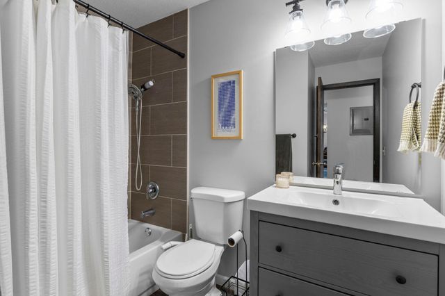 1304 W Medicine Lake Drive 308, Plymouth, MN 55441