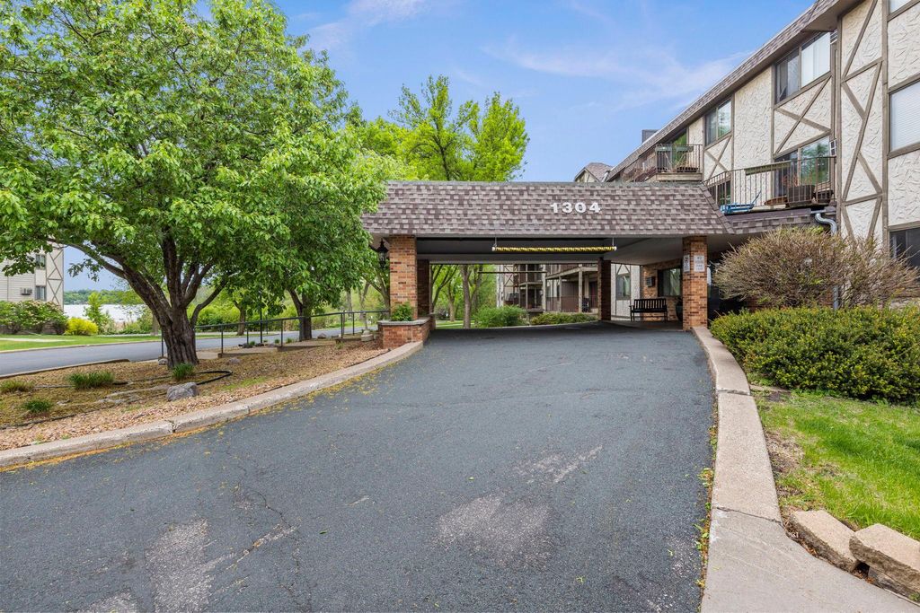 1304 W Medicine Lake Drive 308, Plymouth, MN 55441
