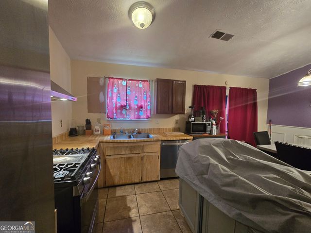 2071 E Scarbrough Trail, Stone Mountain, GA 30088