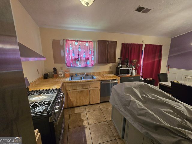 2071 E Scarbrough Trail, Stone Mountain, GA 30088