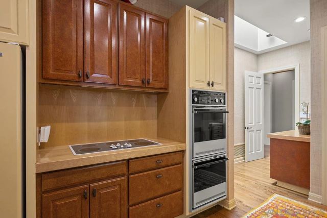 7612 Hillside Dr, La Jolla, CA 92037