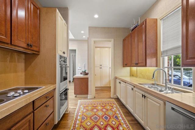 7612 Hillside Dr, La Jolla, CA 92037