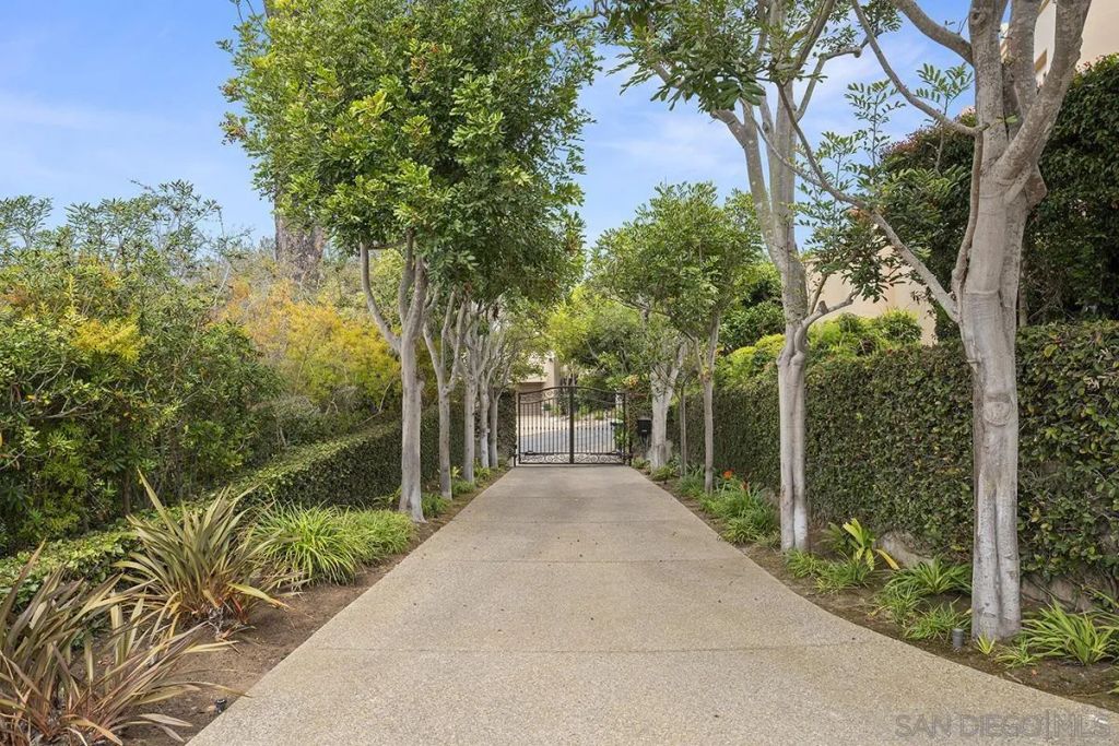 7612 Hillside Dr, La Jolla, CA 92037