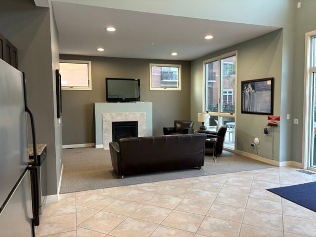 300 Village Circle 207, Willow Springs, IL 60480