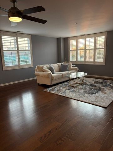 300 Village Circle 207, Willow Springs, IL 60480