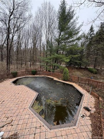 3989 S Shore Drive, Commerce Twp, MI 48382