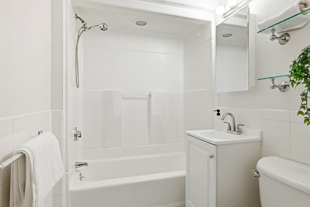 77 Swan St, Everett, MA 02149