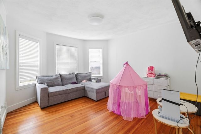 77 Swan St, Everett, MA 02149